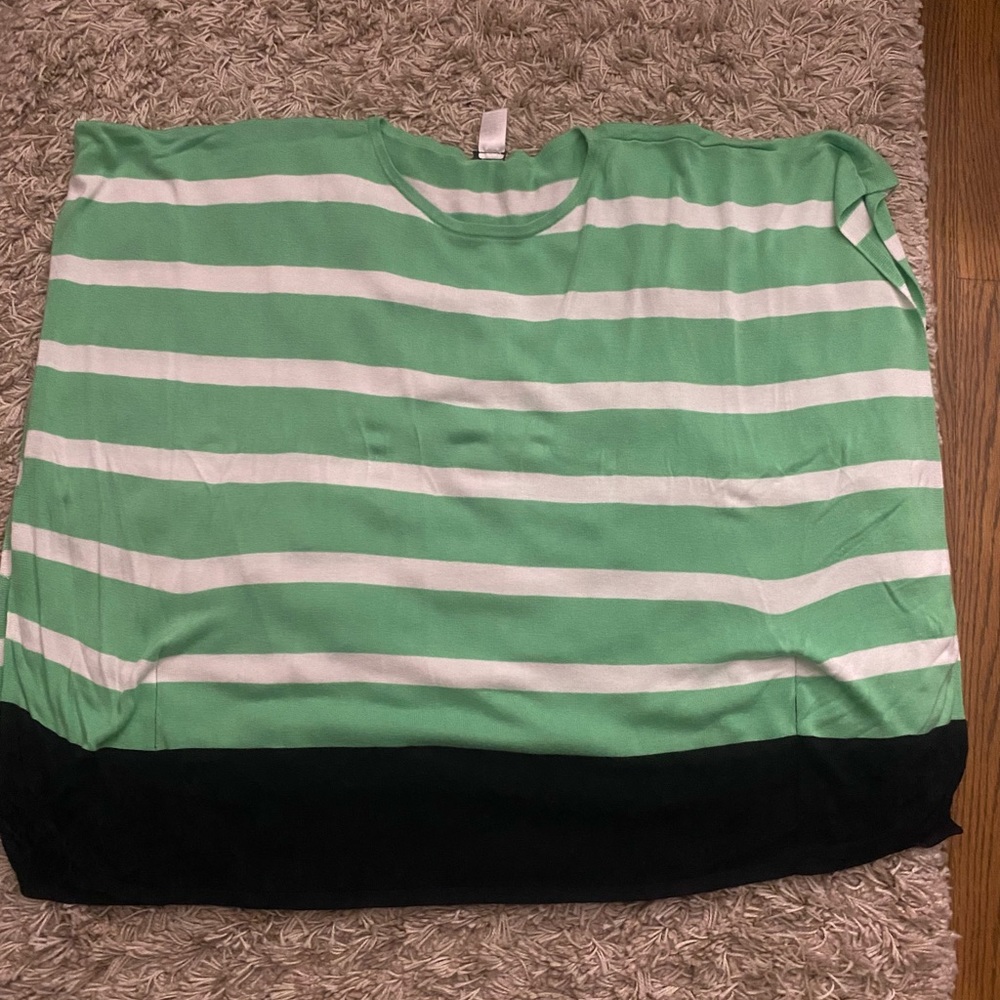 Adorable chic poncho top. Ribbed at bottom. Flowy and loose. Flattering.